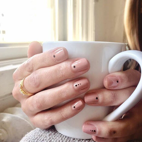 Manicure with dots: photo 2020