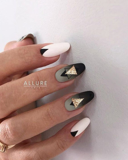 Photo of manicure with a pattern